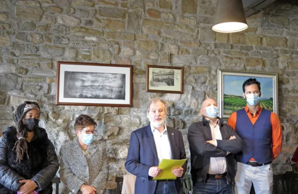 Kandidat skupine Unitarieta - Insieme (Enotnost - Skupaj) za 
poslanski sedež italijanske narodne skupnosti je dolgoletni predsednik Unije Italijanov Maurizio Tremul (v sredini). 