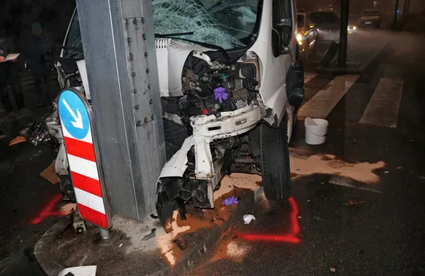 Bežanje  pred  policijskimi  patruljami  se  je  končalo v  semaforiziranem  križišču  na  Tržaški cesti    v  Ljubljani:  eden  od prebežnikov  je  umrl,  pet   poškodovanih  so  reševalci  odpeljali v   
klinični  center.