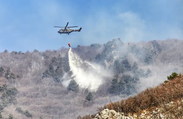 Na težko dostopnih območjih, kjer še gori, gasijo s helikopterjem 
Slovenske vojske.