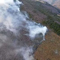 Na težko dostopnih območjih, kjer še gori, gasijo s helikopterjem 
Slovenske vojske.
