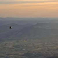Na težko dostopnih območjih, kjer še gori, gasijo s helikopterjem 
Slovenske vojske.