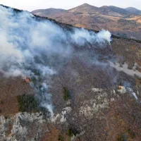 Na težko dostopnih območjih, kjer še gori, gasijo s helikopterjem 
Slovenske vojske.