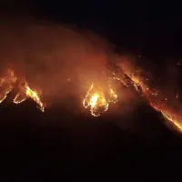 Požar, ki je včeraj popoldne izbruhnil na težko dostopnem pobočju 
Gore nad cesto med Ajdovščino in Colom, se je do večera razširil na 
približno 50 hektarjev površine.