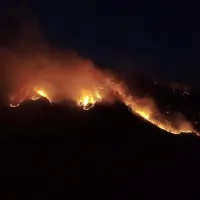 Požar, ki je včeraj popoldne izbruhnil na težko dostopnem pobočju 
Gore nad cesto med Ajdovščino in Colom, se je do večera razširil na 
približno 50 hektarjev površine.