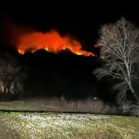 Požar, ki je včeraj popoldne izbruhnil na težko dostopnem pobočju 
Gore nad cesto med Ajdovščino in Colom, se je do večera razširil na 
približno 50 hektarjev površine.