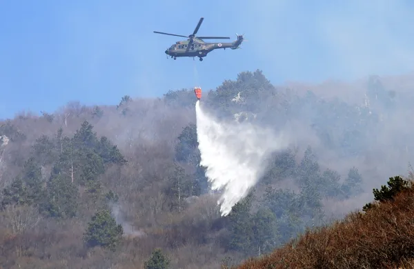 Večji vojaški helikopter cougar (na fotografiji) je pri gašenju 
pomagal v ponedeljek, v nedeljo in danes pa manjši  bell.
