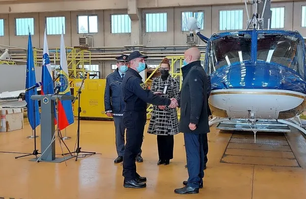 Ključi helikopterja v piv&scaron;kih rokah