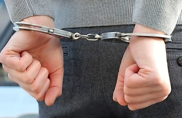 Policisti  so  razjarjenega   tujca   vklenili  in  odpeljali na  policijsko  
postajo. 