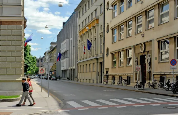 Vlada je na današnji dopisni seji sprejela sklep o vzpostavitvi 
pogojev za prelet vojaških sistemov brezpilotnih zrakoplovov 
zavezniških držav v slovenskem zračnem prostoru za čas izvajanja 
ukrepov kriznega odzivanja Nata zaradi razmer v Ukrajini.