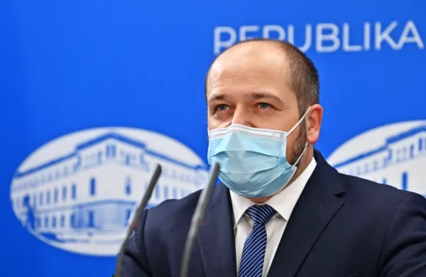 Minister za zdravje Janez Poklukar je ob robu današnjega obiska 
Splošne bolnišnice Jesenice povedal, da s strokovnjaki s področja 
epidemije, infektologije in mikrobiologije ter s posvetovalno 
skupino skrbno spremljajo, kaj se dogaja v zvezi s covidom-19.