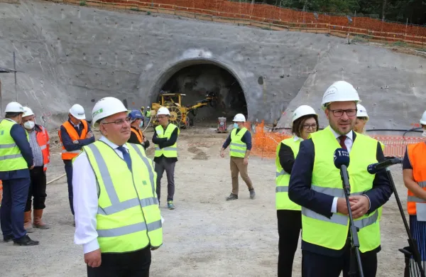 Generalni direktor 2TDK Pavle Hevka in minister za infrastrukturo 
Jernej Vrtovec ob začetku kopanja  prvega predora na drugem 
tiru. 