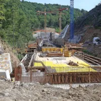 Ker se gradbeni materiali dražijo, gradbinci pričakujejo tudi 
višanje pogodbenih zneskov za opravljeno delo. 