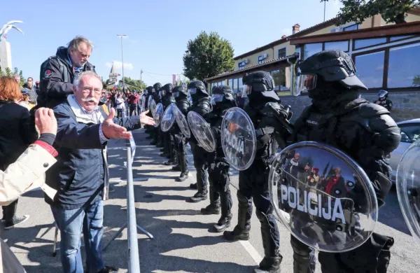 Primorci niso pozabili obiska predsednika vlade v Marezigah pred 
letom dni, ki ga je varoval kordon specialcev. 