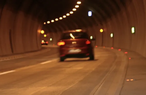 Hitreje kot vozimo, bolj se nam vidno polje zožuje in spreminja v tako imenovani tunelski vid. In takrat težje 
opazimo dogajanje ob cesti: kolesarje, pešce, živali ...