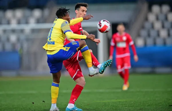 Bede Osuji (levo) je  načel mrežo gostov za pomembno zmago 
Kopra v boju za vrh.