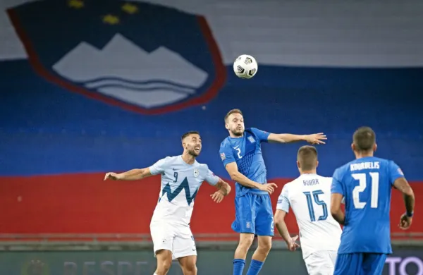 Slovenska reprezentanca (v svetlejših dresih) se bo v soboto na 
prijateljski tekmi pomerila s svetovnimi podprvaki Hrvati. 