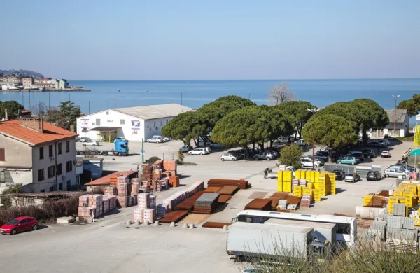Gorenjska banka je  prodajo območja  predstavljala kot  “ogromen 
potencial za gradnjo turističnega naselja”, češ da bo  občina 
sprejela  OPN, ki naj bi tam omogočal turistično dejavnost.  