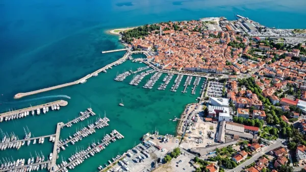 Gorenjska banka, Grafist, Monetic, Riba, Dutb in družba Nordis 
investicije so lastniki vročih izolskih parcel.  