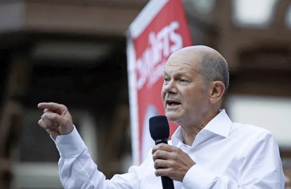 Nemški kancler Scholz je zagotovil, da Kijev lahko računa na 
podporo Nemčije, čeprav se Nato ne namerava vmešavati v 
vojno. 