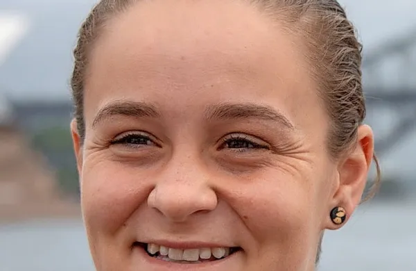 Prva teniška igralka sveta Avstralka Ashleigh Barty je presenetila 
športni svet z napovedjo, da pri 25 letih zaključuje tekmovalno 
kariero.