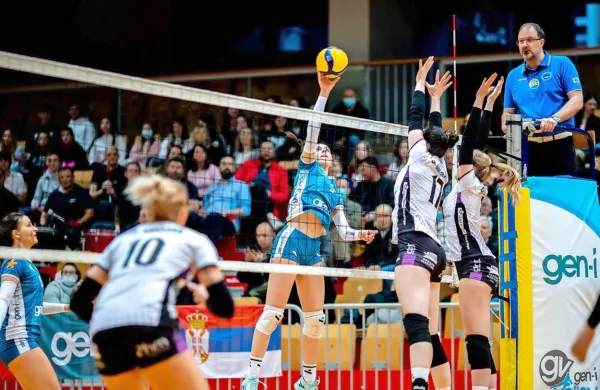 Ankarančanke (v svetlejši opravi) in Novogoričanke bodo drevi v 
Kopru odigrale tretjo, odločilno četrtfinalno tekmo končnice. 