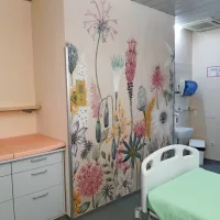 Pogled na šopek pisanega cvetja bo novopečenim mamicam   
polepšal bivanje v porodnišničnih sobah. 