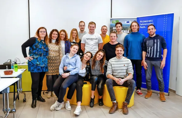 Udeleženci in mentorji prvega start up izziva v Brdih.