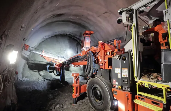 Državna revizijska komisija je zavrnila dva zahtevka družbe GH 
Holding za revizijo postopka oddaje javnega naročila za železniške 
in predorske sisteme na drugem tiru Divača-Koper. Na fotografiji: 
predor Dekani. 