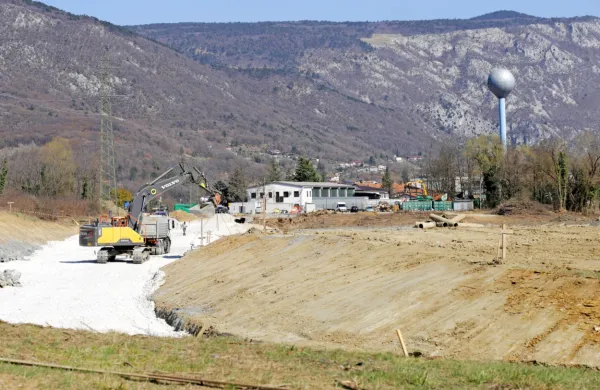 Gradbinci poslovno cono še urejajo, občina bo v drugi polovici 
aprila  prodajala zemljišča v njej. 