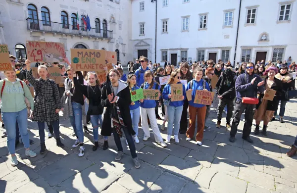 Planet mora imeti prednost pred kapitalom, je bilo mogoče danes 
slišati v Ljubljani, Mariboru in Kopru (na fotografiji), kjer so mladi 
izvedli podnebni štrajk. 