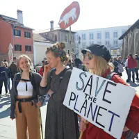 Mladi v Ljubljani, Mariboru in Kopru opozarjali na podnebne spremembe