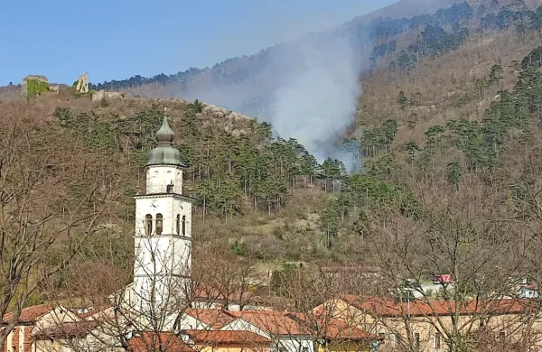 Danes   popoldne  je     zagorelo  na težko dostopnem   in strmem    
gozdnatem  območju   pod Starim  gradom.