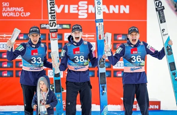 Zmagovalci petkovih poletov: prvi Žiga Jelar (v sredini). drugi 
Peter Prevc (levo, s sinom), tretji Anže Lanišek