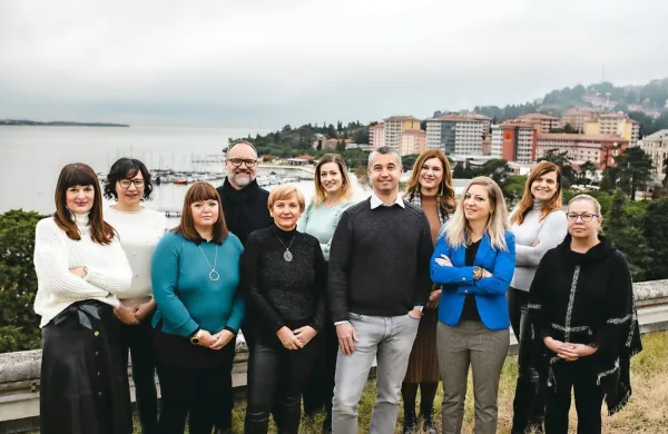 Sodelavci Turističnega združenja Portorož in direktor Aleksander 
Valentin (v sredini) pravijo, da se bojijo za prihodnost turistične 
destinacije Piran in Portorož. 