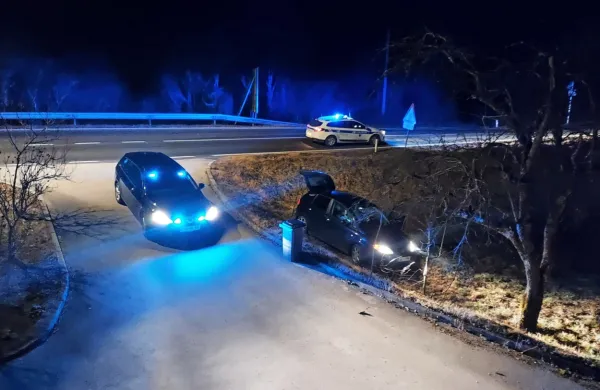 Voznik je z avtom zdrsnil s ceste tik pred dovozom do bližnje 
hiše. 