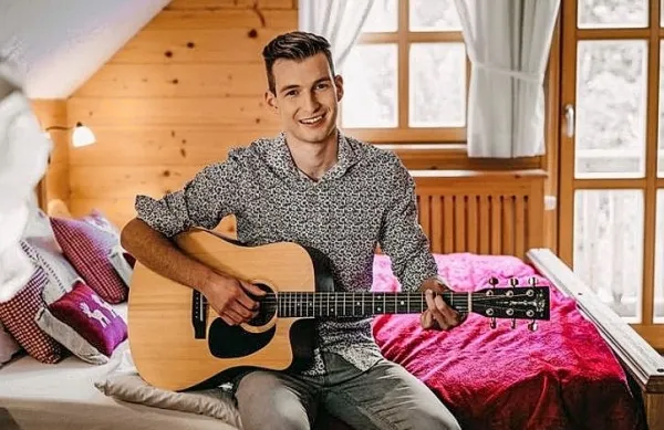 Na&scaron; skakalec je predstavil že svojo peto pesem