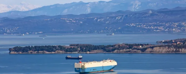 V slikovitem Koprskem zalivu, ki je del večjega Tržaškega zaliva, je 
vselej zasidranih nekaj ladij.