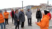 Ema Perkovič se s skupino telovadcev v nov dan prebuja v najlepši 
telovadnici na svetu.