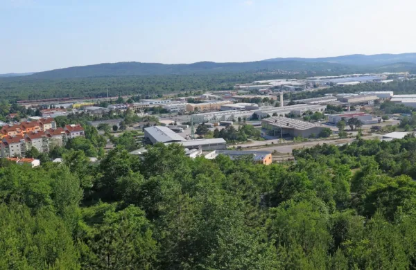 V sežanskem okraju bo sedež v parlamentu ponovno naskakoval 
aktualni poslanec SAB Marko Bandelli, nekdanji komenski župan. 
V volilno tekmo  se podaja še nekaj v lokalnem okolju prepoznavnih imen. 