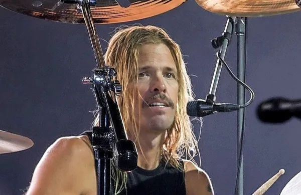 Veliko prezgodaj se je poslovil bobnar zasedbe Foo Fighters Taylor 
Hawkins. Foto: Raph_PH/Wikipedia
