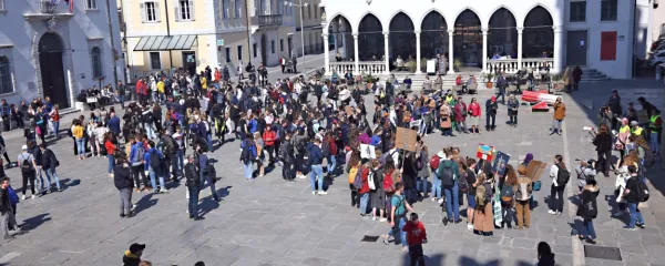 Med protestniki so prevladovali mladi, a videti je bilo tudi druge 
generacije. 
