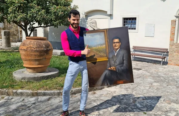 Direktor Pokrajinskega muzeja Koper v odhodu Luka Juri se je 
pohvalil s portretom koprskega župana Aleša Bržana, ki pa si ga ta 
ni želel. (foto vir: Pokrajinski muzej Koper)