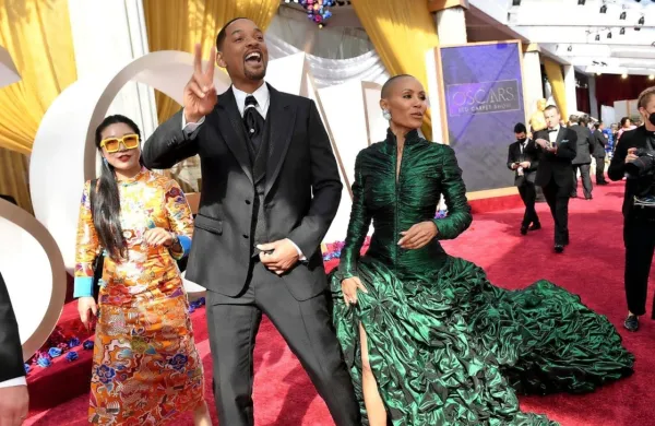 Will Smith, ki je prejel oskarja za najboljšo moško vlogo, se bo v 
zgodovino podelitve oskarjev zapisal zaradi klofute, ki jo je na 
odru primazal komiku Chrisu Rocku, ki se je neokusno pošalil na 
račun pričeske Smithove žene Jade Pinkett Smith.