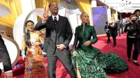 Will Smith, ki je prejel oskarja za najboljšo moško vlogo, se bo v 
zgodovino podelitve oskarjev zapisal zaradi klofute, ki jo je na 
odru primazal komiku Chrisu Rocku, ki se je neokusno pošalil na 
račun pričeske Smithove žene Jade Pinkett Smith.