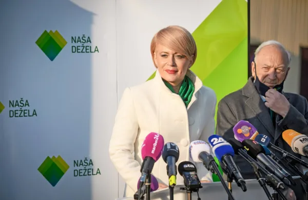 Radiotelevizija Slovenija (RTVS) je sporočila, da bo Naša dežela 
Aleksandre Pivec v volilnih soočenjih 2022 obravnavana kot 
parlamentarna stranka, in sicer na podlagi pravnega nasledstva 
DeSUS, čeprav je pravna služba RTVS takšno zahtevo Pivčeve 
zavrnila.