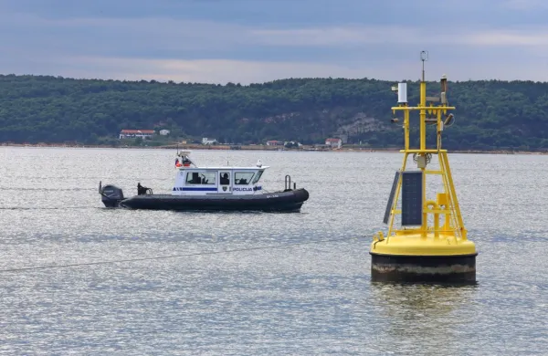 Policisti  na  morju  trenutno   plujejo      z dvema  gumenjakoma    kanadskega   proizvajalca  Titan  boats.   