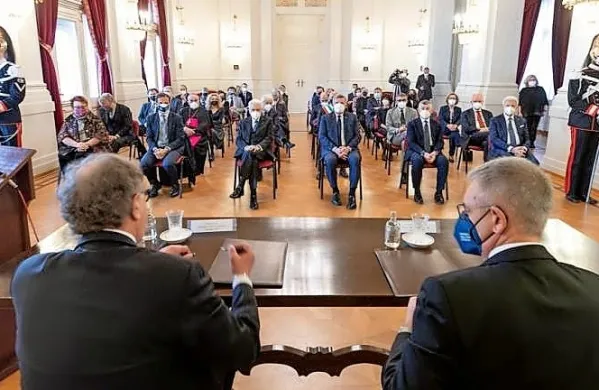 Na prefekturi v Trstu so slovesno podpisali pogodbo, s katero je bil 
uradno potrjen prenos lastništva Narodnega doma slovenski 
narodni skupnosti v Italiji. Foto vir: Primorski dnevnik