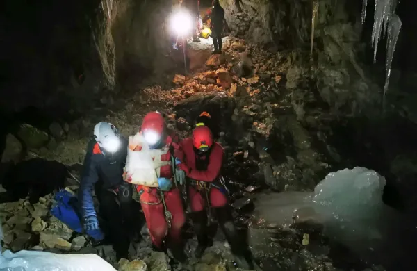 Poškodovanega jamarja so uspeli spraviti na površje malo po tretji 
uri ponoči.