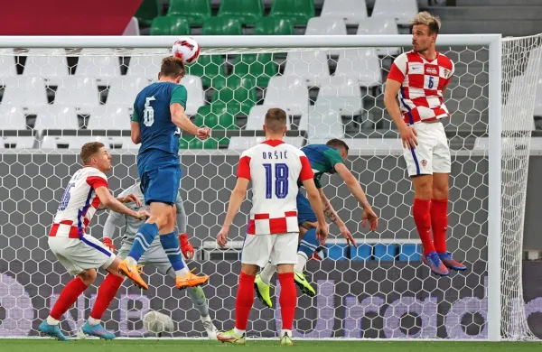 Tako je Jaka Bijol v končnici tekme z glavo žogo potisnil v hrvaško 
mrežo za remi.