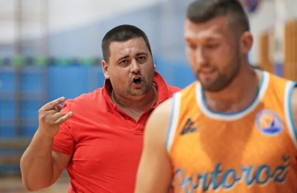 Portoroški trener Denis Nusdorfer (levo) in center Matija Radanović